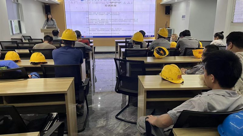 2025年成人学历落户政策解析：机遇与挑战并存