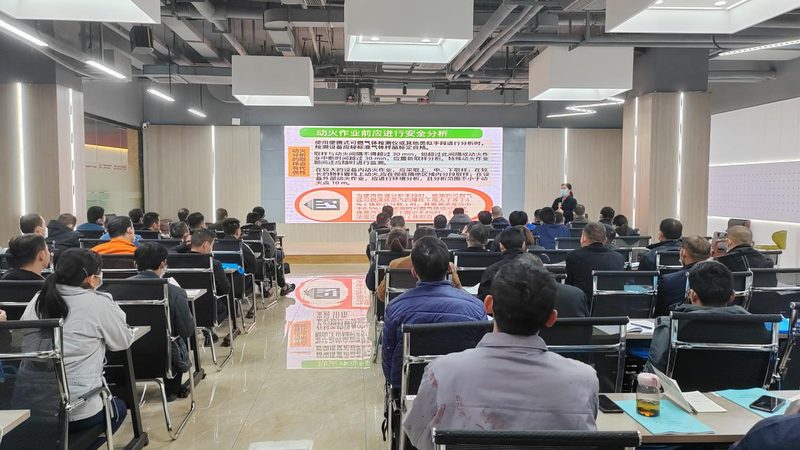 叉车证与挖掘机证：两者差异与选择指南