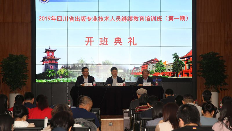 以下是一些公路建造师培训教材的推荐，供考生参考：